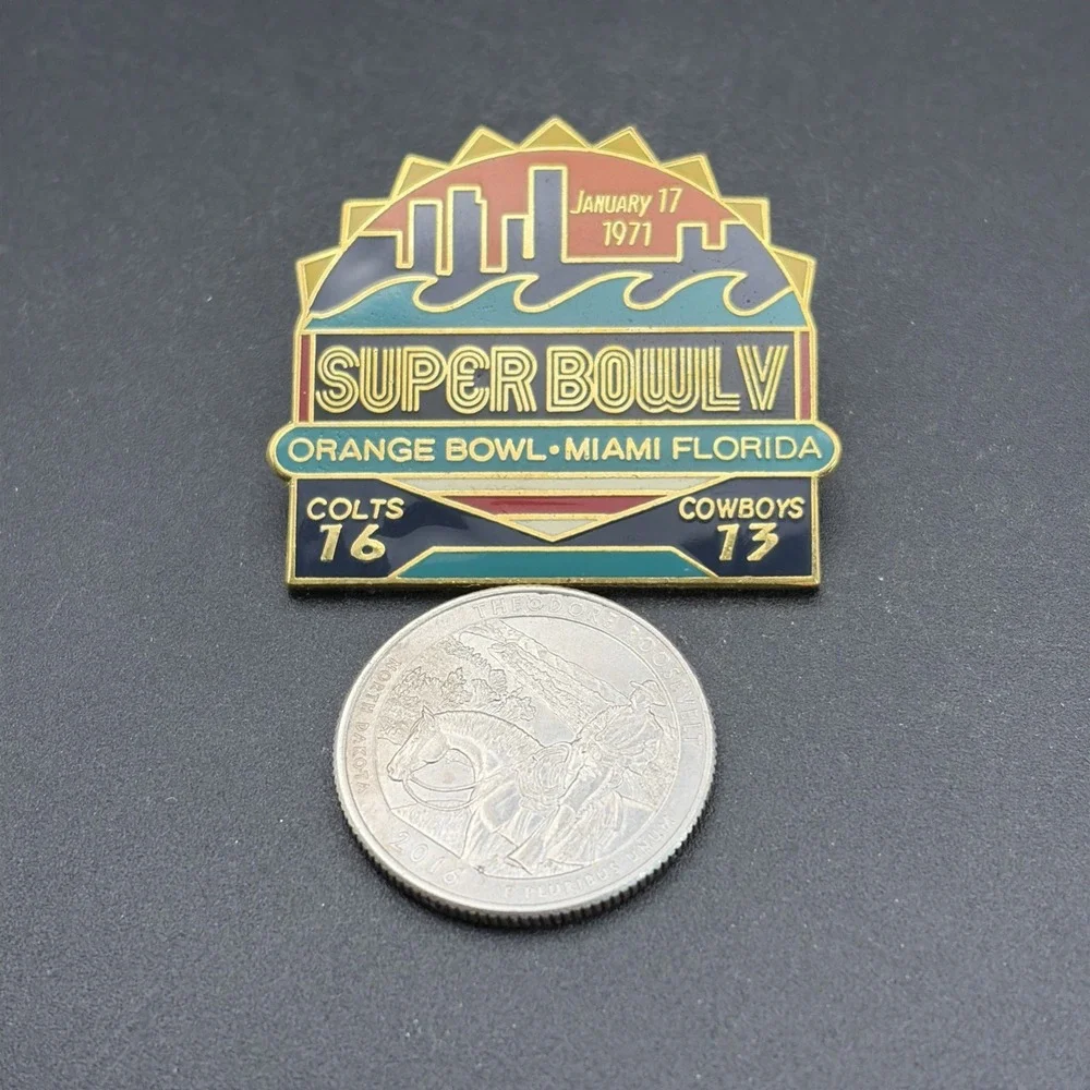 Super Bowl V Indianapolis Colts Dallas‎ Cowboys NFL Football Lapel Hat Pin